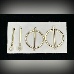 Set of 2 gold tone earrings A95